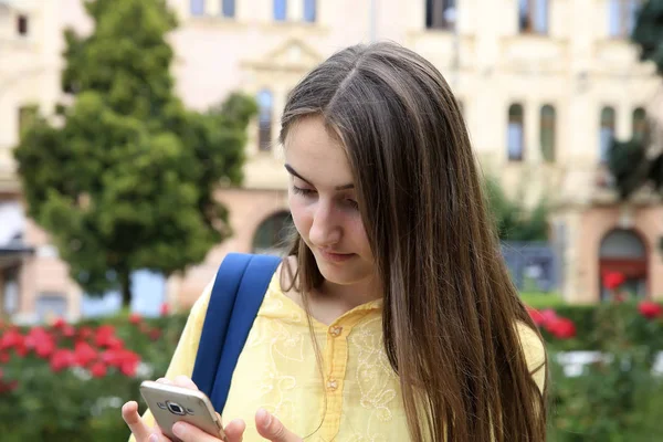 Dívka Mobilním Telefonem Čte Zprávu — Stock fotografie