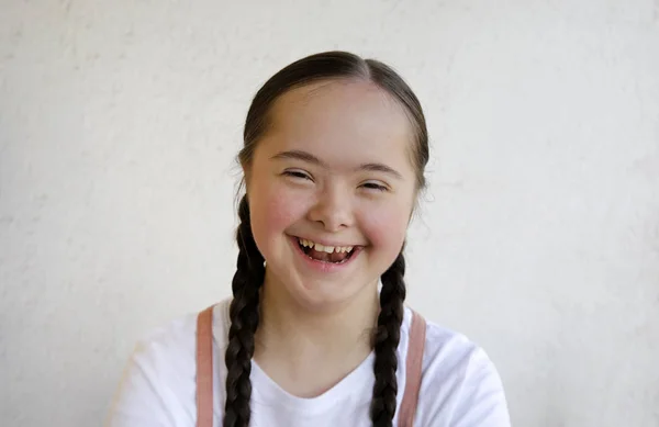 Portret Małej Dziewczynki Uśmiechniętej Tle Ściany — Zdjęcie stockowe