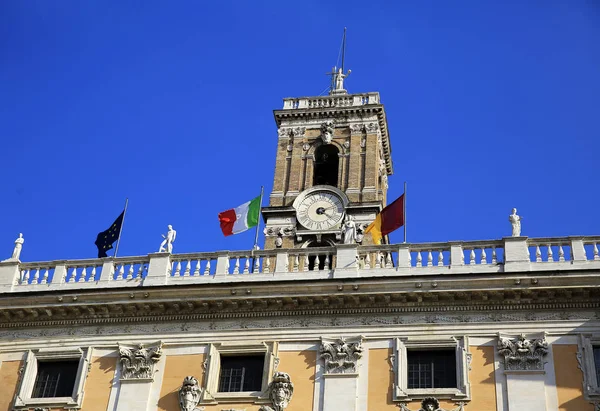 Palazzo Senatorio Piazza Del Campidoglio Szczycie Wzgórza Capitoline Watykanem Flaga — Zdjęcie stockowe