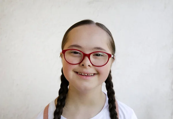 Retrato Niña Sonriendo Fondo Pared —  Fotos de Stock