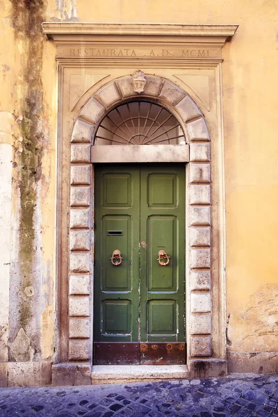 Old Italian Roman Vintage Door — Stock Photo, Image