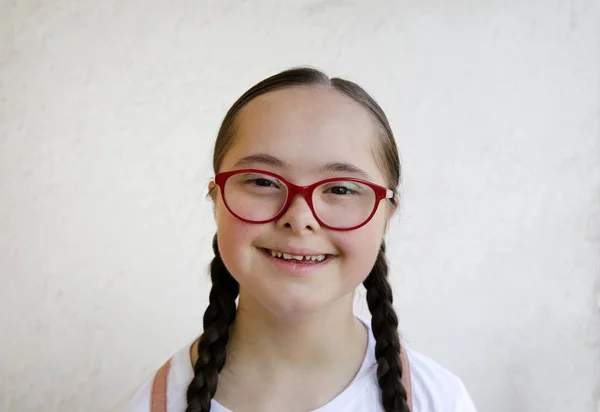 Potret Gadis Kecil Tersenyum Latar Belakang Dinding Stok Foto Bebas Royalti