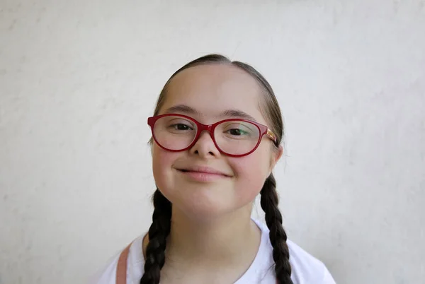 Ritratto Bambina Sorridente Sullo Sfondo Del Muro Foto Stock