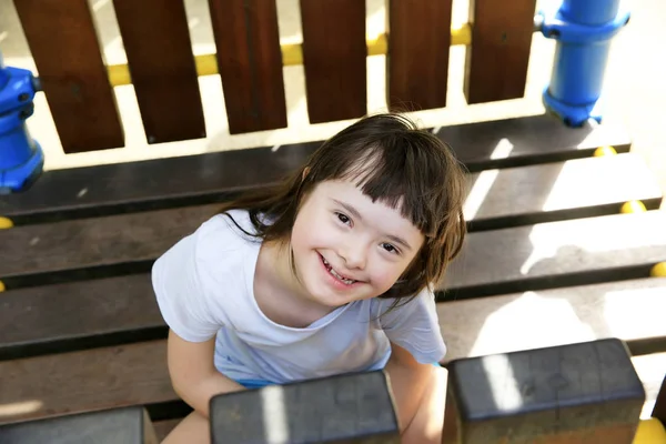 Portrait Petite Fille Souriant Dans Parc — Photo