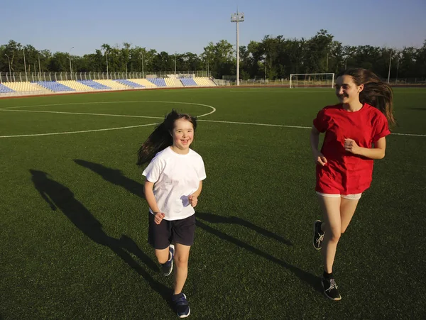 小さな女の子はスタジアムで楽しみを持っている — ストック写真