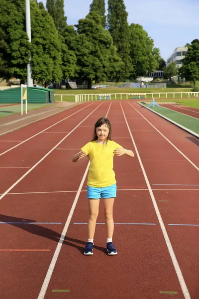 Meisje Veel Plezier Het Stadion Stockfoto