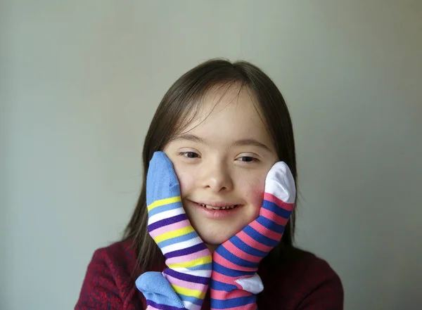 Hermosa Chica Sonriendo Con Calcetines — Foto de Stock