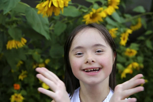 庭に笑みを浮かべて少女の肖像画 — ストック写真