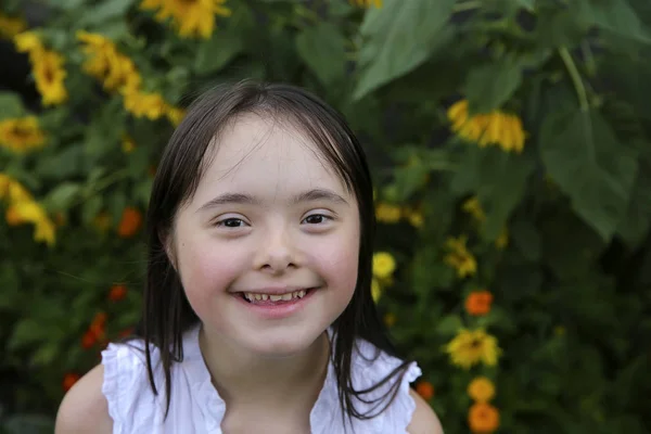소녀는 정원에서 미소의 초상화 — 스톡 사진