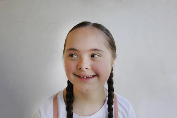 Portret Małej Dziewczynki Uśmiechniętej Tle Ściany — Zdjęcie stockowe