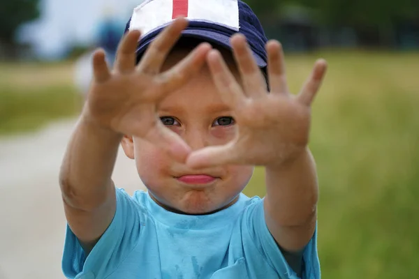 指の間を探している面白い男の子 — ストック写真