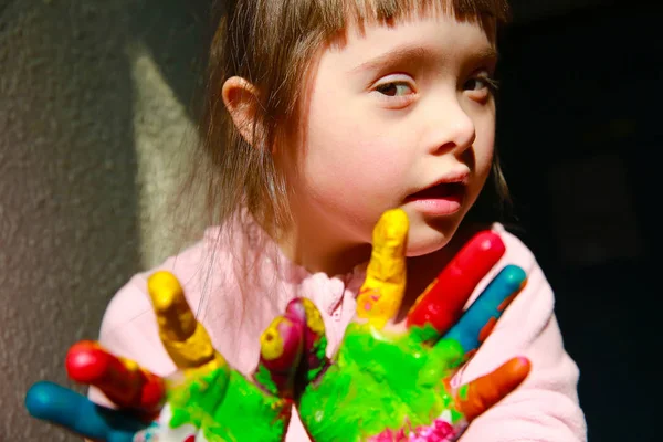 Мила Маленька Дитина Пофарбованими Руками Ізольовані Чорному — стокове фото