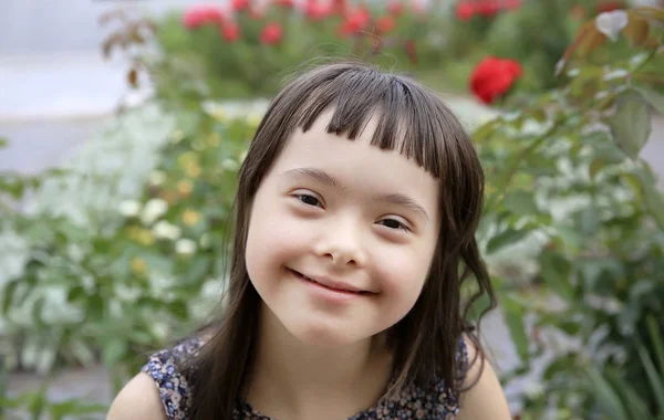 Portret Dziewczynki Uśmiechając Się Ogrodzie — Zdjęcie stockowe