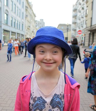 Küçük kız şehirde iyi eğlenceler.