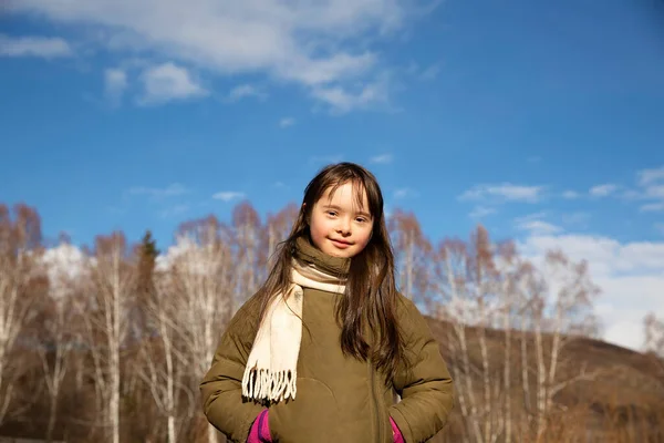 Portrait Fille Souriante Dans Pays — Photo