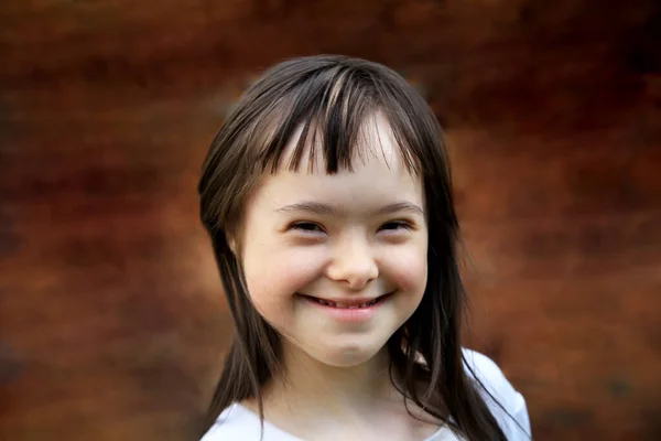 Portret Van Een Klein Meisje Glimlachend Een Bruine Achtergrond — Stockfoto