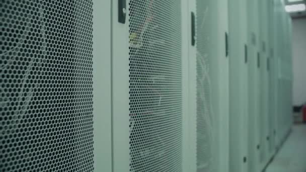 Počítačové servery v místnosti serverů — Stock video