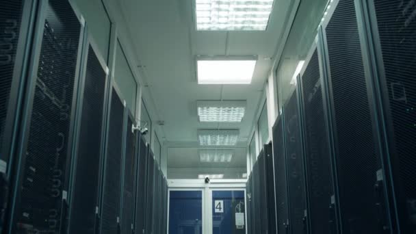 Server-Kaltkorridor. Computerserver im Serverraum — Stockvideo
