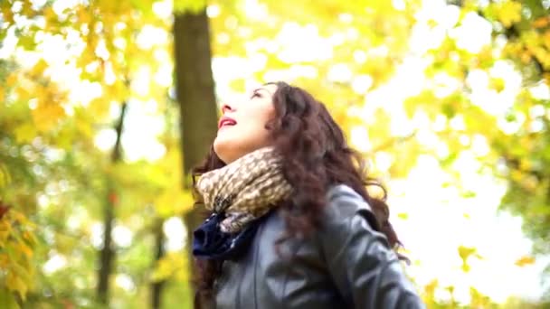 Meisje gooit omhoog bladeren in de herfst Park — Stockvideo