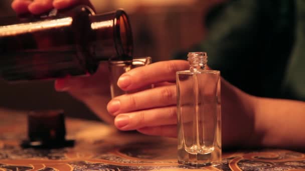 Decanting perfume in a bottle — Stock Video