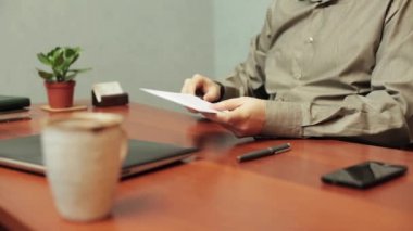 Ofis Adam zarf kağıt kesme bıçağı ortaya çıkarır