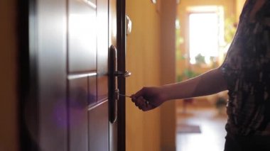 Kadın kapıyı açar anahtar