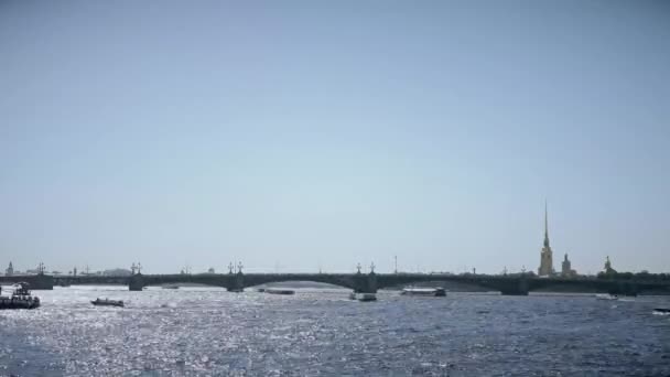 The bridge through Neva and boats — Stock Video