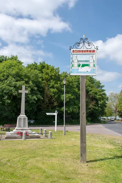 Mistley Essex Mai 2018 Dorfschild Für Mistley Essex Mit Gedenkkreuz — Stockfoto