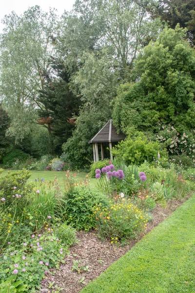 Zahradní Přístřešek Pozadí Anglické Zahrady — Stock fotografie