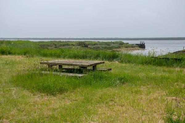 Banc Vide Surplombant Estuaire Anglais — Photo