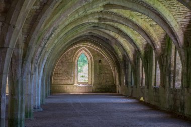 Antik manastır kemerli koridorda