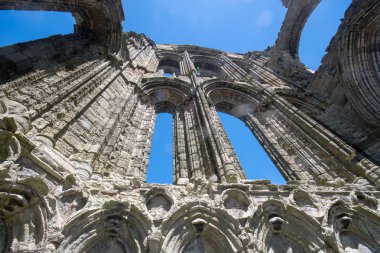 Whitby Abbey dramatik görünüm parlak gün ışığında duvarlar
