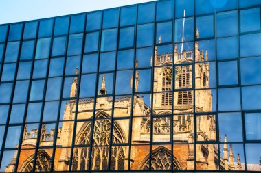 Hull Minster Kilisesi Cam ofis bloğu yansıtıyordu.