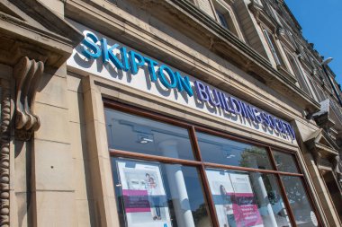 Skipton Yorkshire İngiltere - 26 Haziran 2018: Skipton Yapı Kooperatifi işareti