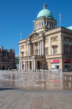 Hull Yorkshire İngiltere'de - 27 Haziran 2018: Hull City Hall ön planda çeşme ile