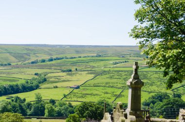 Ön planda mezar anıtı ile Yorkshire yerler üzerinden Lofthouse üzerinden görüntülemek