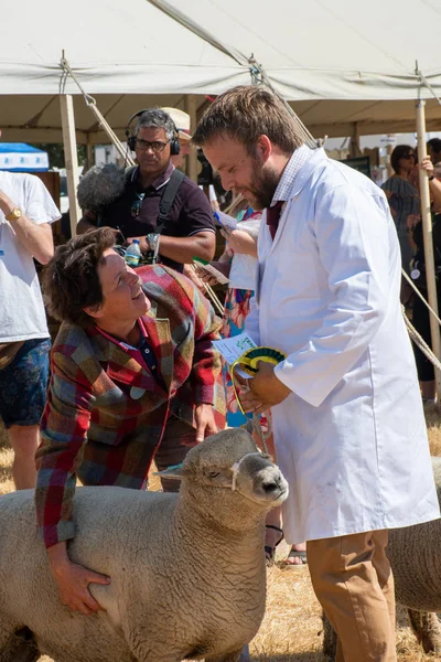 Tendring エセックス英国 2018 農業ショーで彼の血統の羊の成熟した女性によって裁かれる男 — ストック写真