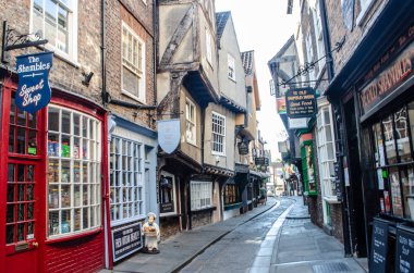 York Yorkshire İngiltere'de - 26 Haziran 2018: eski caddede karmakarışık tarihi York'ta arıyorum.