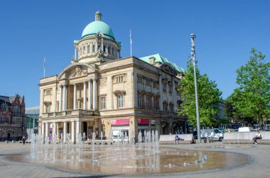 Hull Yorkshire İngiltere'de - 27 Haziran 2018: Hull City Hall ön planda çeşme ile