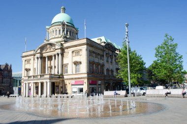 Hull Yorkshire İngiltere'de - 27 Haziran 2018: Hull City Hall önünde çeşme ile