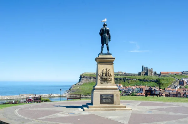 Whitby Yorkshire Junio 2018 Estatua Del Capitán Cook Con Vistas — Foto de Stock