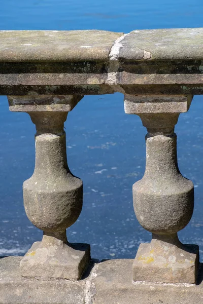 Традиционные Каменные Столбы Перед Декоративным Озером — стоковое фото