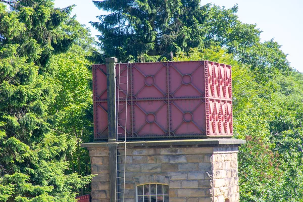 Roter Wassertank Für Die Bahn Der Seite Der Gleise — Stockfoto