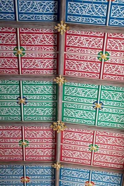 Окрашенная Внутренняя Крыша Церкви Зеленый Красный Синий Цвет — стоковое фото