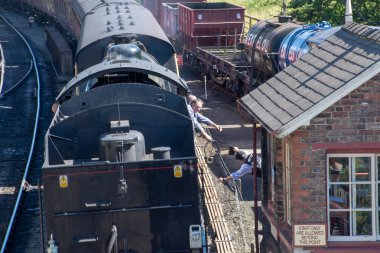 Goathland Yorkshire İngiltere - 25 Haziran 2018: Demiryolu güvenlik belirteçleri tarihi üzerinde alışverişi erkekler tren hattı