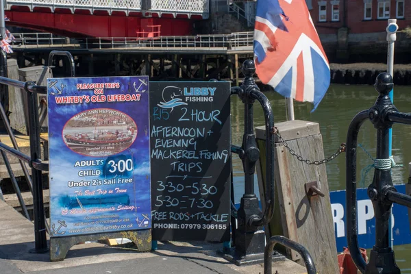 Whitby Yorkshire Června 2018 Tabule Reklamní Rybářské Výlety Přímořském Městě — Stock fotografie