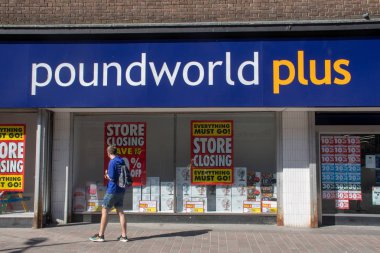 Hull Yorkshire İngiltere'de - 27 Haziran 2018: Poundworld artı dükkanı işareti ile geçmiş yürüyen adam