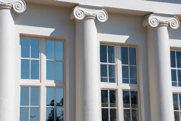 柱とジョージ王朝の家の前 — ストック写真