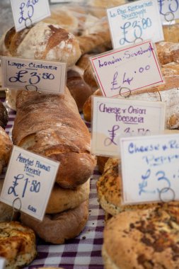 Chelmsford Essex İngiltere'de -2 Eylül 2018: Satılık fiyat etiketleri ile masada ekmek pişmiş geniş yelpazesi esnaf ev