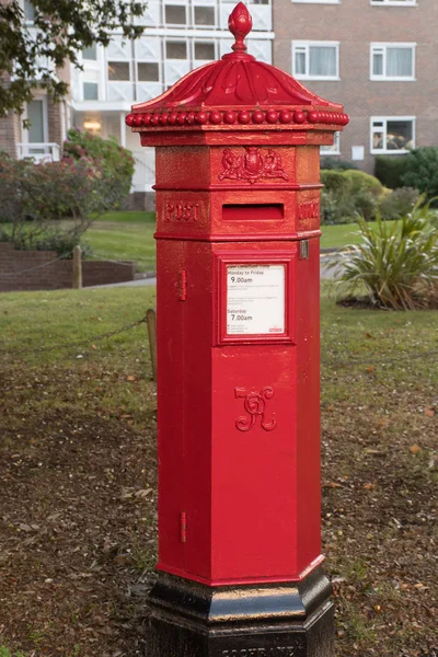 Tradiční Červené Poštovní Schránka — Stock fotografie